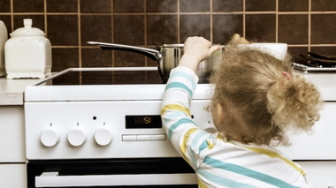 Un enfant se brûle : quels sont les bons réflexes à avoir ?