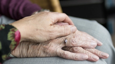 Le gouvernement promet des "solutions de répit" aux proches aidants