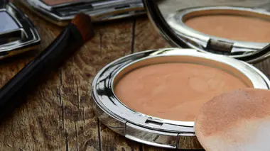 Eponges, mascara, rouge à lèvres ... attention aux nids à bactéries !