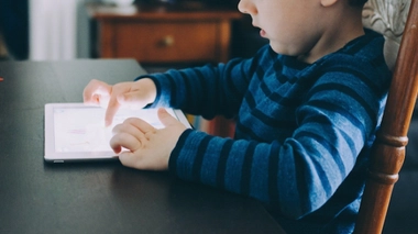 Les enfants exposés aux écrans pourraient être plus à risque de troubles du langage