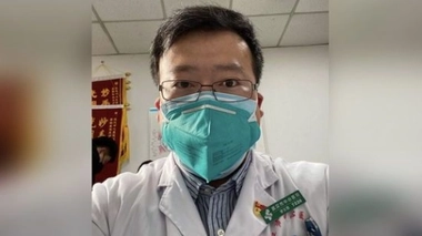 Des Chinois rendent hommage au médecin lanceur d'alerte Li Wenliang