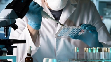 Image d'illustration. Réalisation d'un test de dépistage sérologique ELISA en laboratoire.