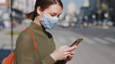 "Nous sommes la deuxième vague", ont scandé les manifestants anti-masques à Berlin.
