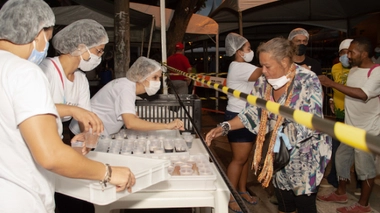 Image d'illustration. Des volontaires distribuent des repas à des sans-abris à Recife, au Brésil, le 29 mai 2020 pendant le confinement imposé par l'épidémie de coronavirus.