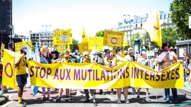 Le Collectif Intersexes et Allié.e.s lors d'une manifestation réclamant l'interdiction des mutilations