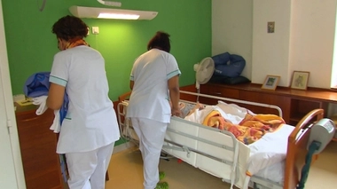 Ehpad: la Cour des comptes préconise 1,3 milliards d'euros supplémentaires pour améliorer les soins 