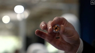 La puce Neuralink présentée par Elon Musk.