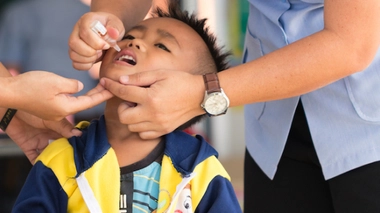 Image d'illustration. Un enfant reçoit une dose de vaccin oral contre la poliomyélite en Thaïlande.