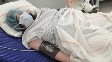 Mélissa a dû porter un masque lors de son accouchement.