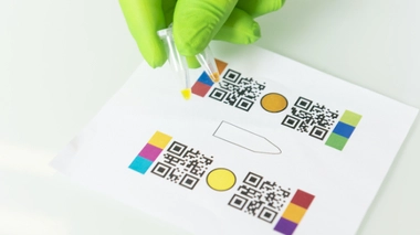 Test EasyCov : à gauche, en jaune, le test est positif ; à droite, en orange, le test est négatif.