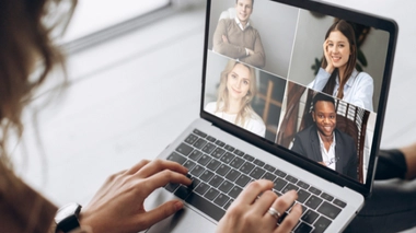 Il se masturbe en pleine réunion Zoom