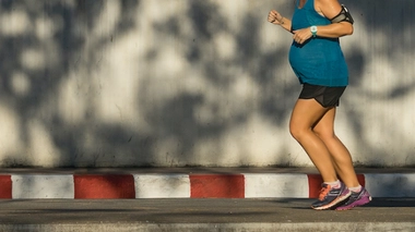 Insolite : enceinte de 9 mois, elle court 1 600 m en moins de six minutes