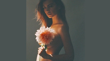 Un bébé mais pas de genre pour Emily Ratajkowski