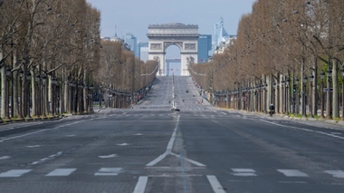 Image d'illustration. Les Champs-Elysées à Paris désertés lors du premier confinement en mars 2020.