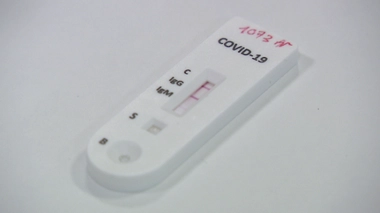 Emmanuel Macron souhaite davantage de contraintes pour les personnes touchées par le covid