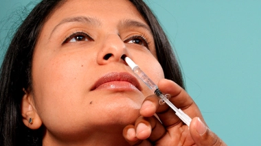 Image d'illustration. Administration d'un vaccin nasal.