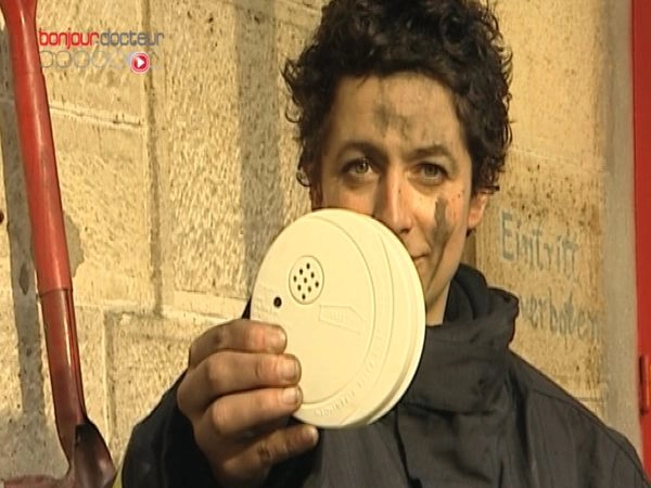 Ces petits boîtiers blancs de forme ronde se vissent au plafond