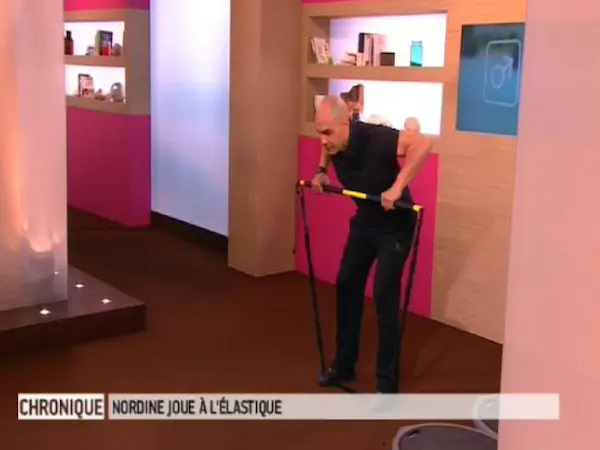 Grâce à la résistance de l'élastique, les muscles du dos seront sollicités.