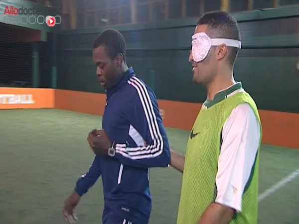 Pour certaines épreuves, des sportifs valides accompagnent les sportifs handicapés.