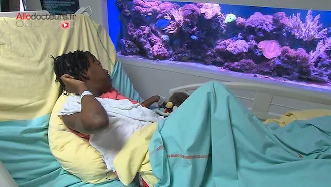 Un aquarium dans un hôpital pédiatrique pour détendre les jeunes patients