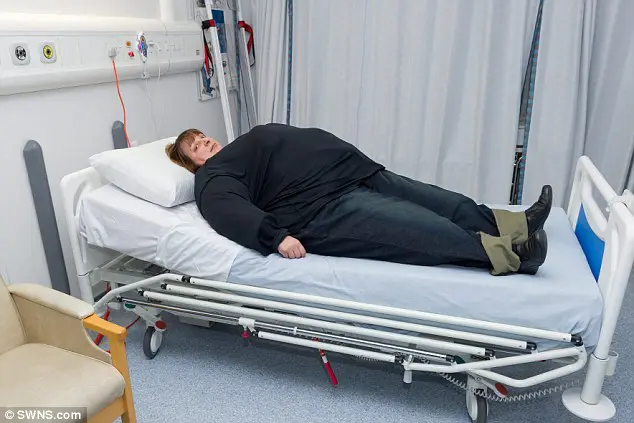 Respirer en position allongée est beaucoup plus difficile lorsque la combinaison est revêtue (droits réservés : SWNS.com)