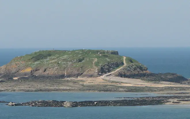 L'îlot du Grand Bé, où la nageuse italienne a été retrouvée, est célèbre pour abriter la sépulture de Chateaubriand. (cc-by-sa TCY)