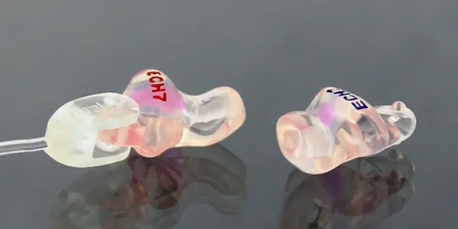 Les protections auditives réalisées à partir d'une empreinte de l'oreille sont très confortables, mais sont parfois moins performantes que des bouchons à filtres de très bonne qualité, moins coûteux. Encore faut-il les mettre ! (cc-by-sa AGoodGuinness)