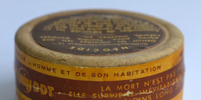  Ancienne boîte d'un insecticide incorporant du DDT. (cc-by-sa Lamiot) 