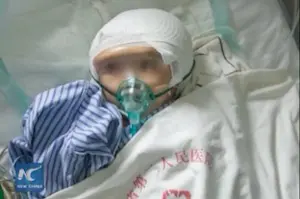 Les propres os de la petite fille viendront renforcer l'armature en titane. Capture d'écran Youtube.