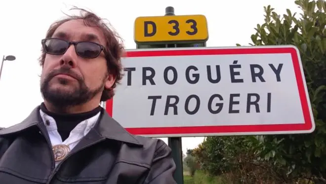 Sur un site créé pour l'occasion, le faux druide pose devant un panneau routier. "Je ne crois pas que mes dons de druide guérisseur seront utiles dans le coin, c’est déjà Troguéry."