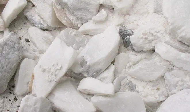 Minérai de talc dans un gisement (cc-by-sa Pelex).