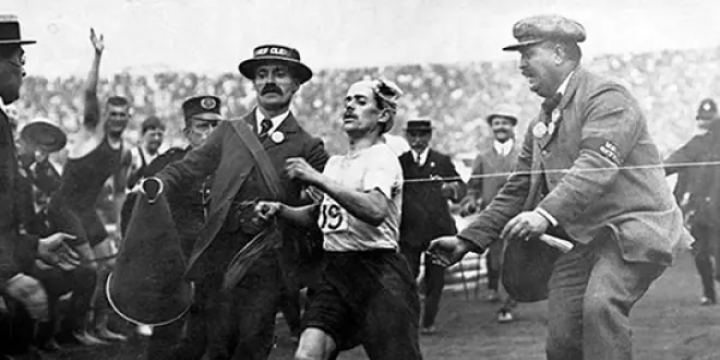 JO de 1908: Dorando Pietri soutenu par deux officiels