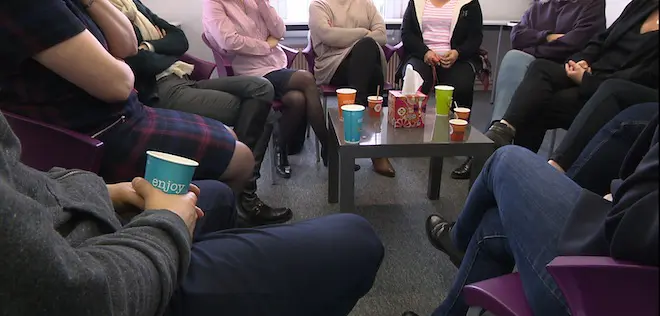 Assis en cercle, la parole se libère progressivement.