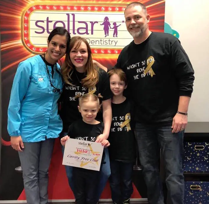 Hunter après son traitement avec sa famille et sa dentiste © Jay Hix Jones‎ sur Facebook