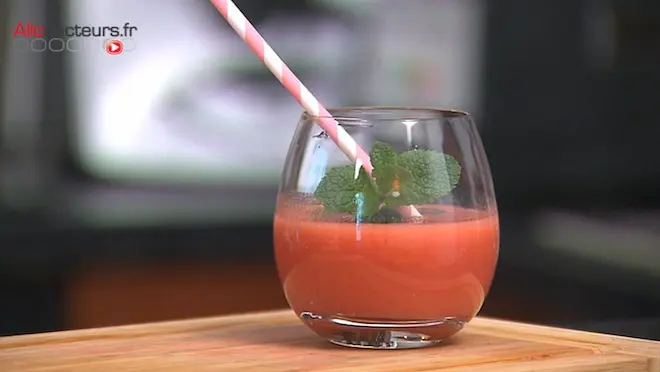 Jus de fruits pastèque fraise et menthe