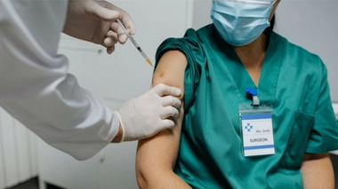 Covid : Faut-il obliger les soignants à se faire vacciner ?