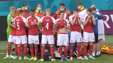 Après son malaise, les coéquipiers d'Eriksen se sont groupés autour de lui pour le cacher des caméras