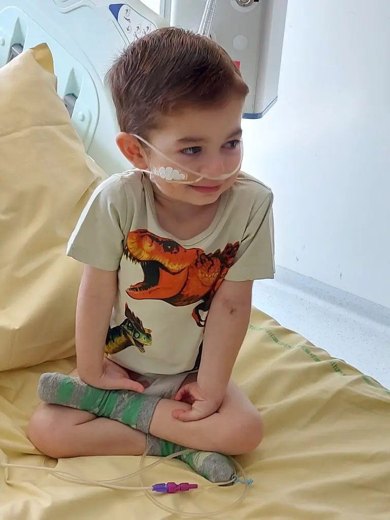 Mael, dépendant d'oxygène, avant son opération