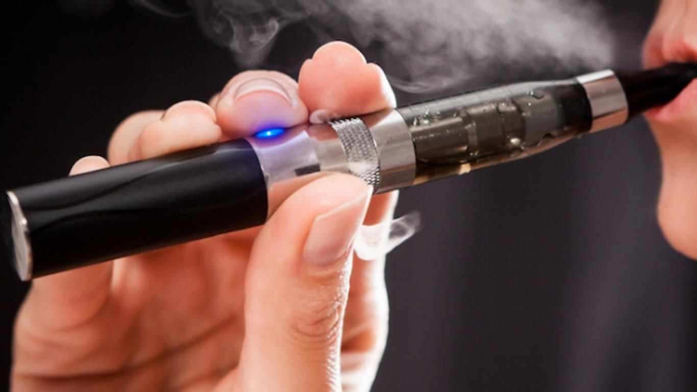 elfbar nachfüll pod läuft aus Cigarette électronique : les fabricants de tabac sont dans la place main image 0