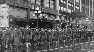 A Seattle en décembre 1918, ces soldats américains portent des masques pour éviter la grippe espagnole.