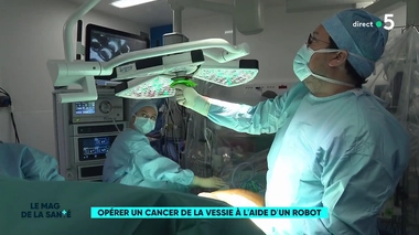 Un robot assiste le chirurgien dans l'opération du cancer de la vessie