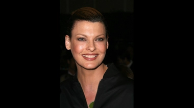 La cryolipolyse, cette technique esthétique qui a "défiguré" Linda Evangelista