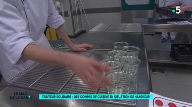 Derrière les fourneaux, des commis de cuisine en situation de handicap