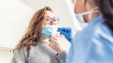 Variant Omicron : 7 ou 17 jours, quel isolement pour les cas contact ?