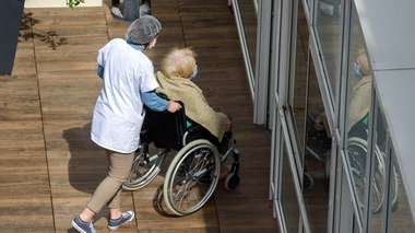 Maltraitance en EHPAD : une famille témoigne