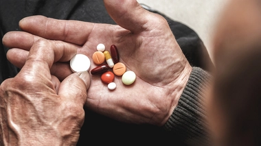 Personnes âgées : comment éviter la surmédication ?