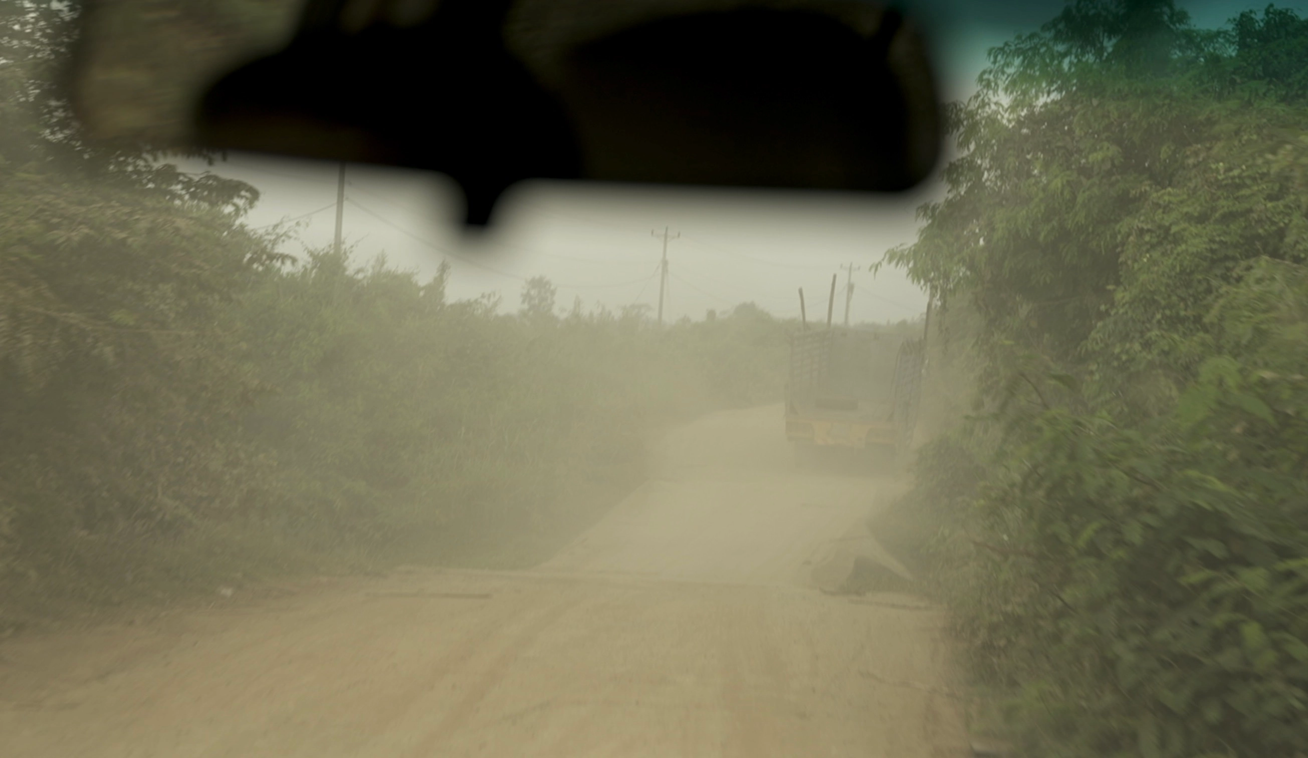 Sur la route poussiéreuse en direction du village de Thmey