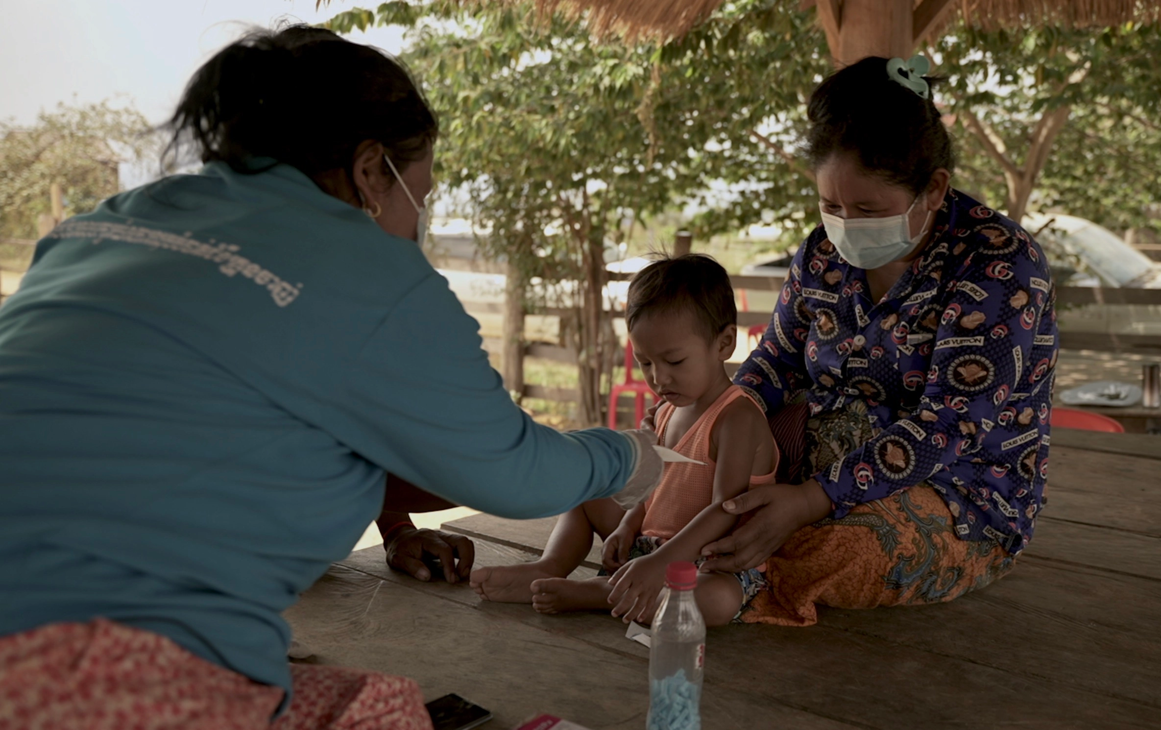 Heak contrôle la température d'un enfant du village  âgé de 3 ans
