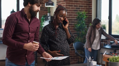 Les femmes enceintes "toujours trop discriminées" dans le monde du travail