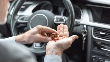 Alzheimer : l'arrêté interdisant la conduite aux personnes atteintes de troubles cognitifs fait débat